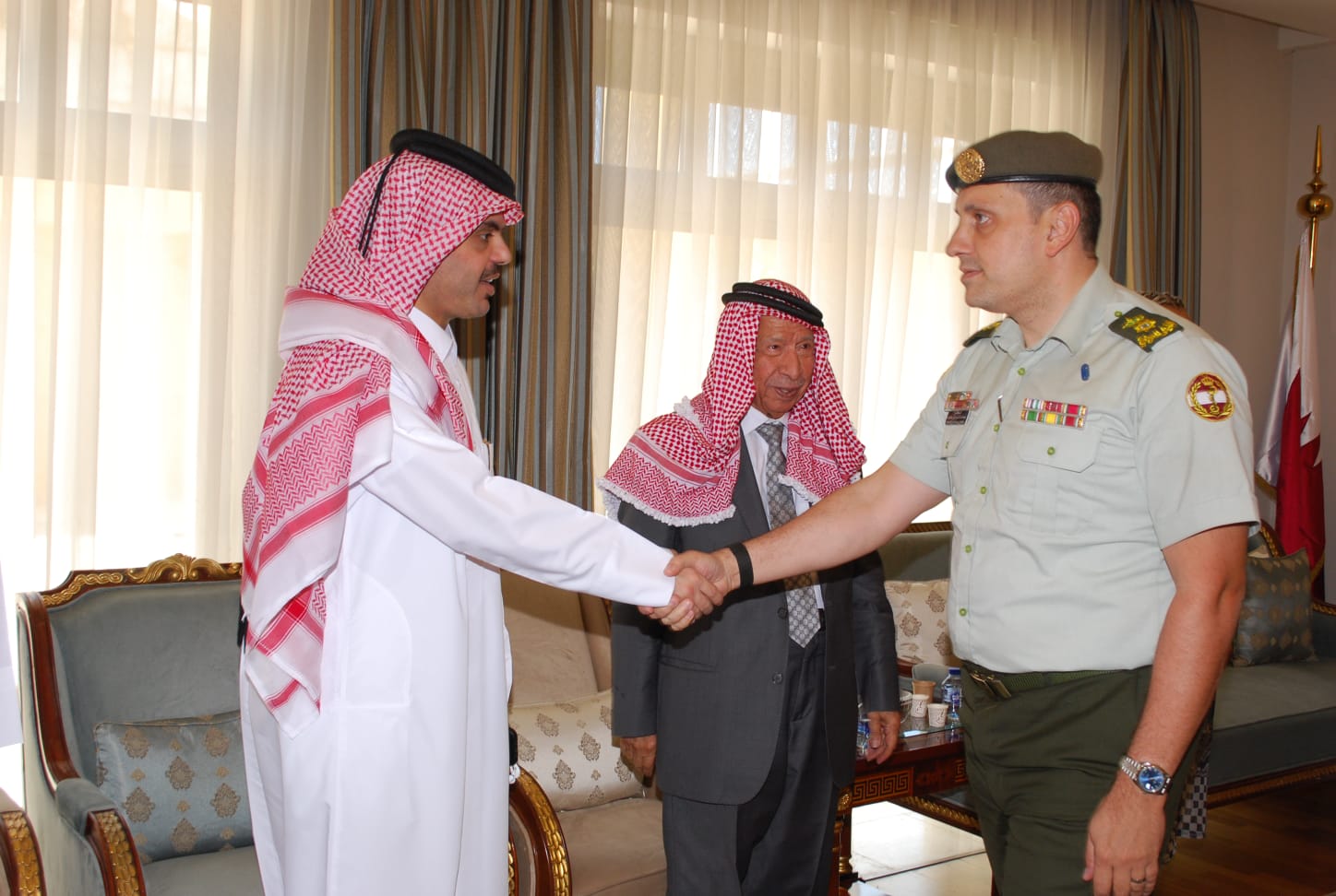 سفارة قطر في الأردن تستقبل المعزين بوفاة الأمير الوالد الشيخ حمد بن خليفة آل ثاني