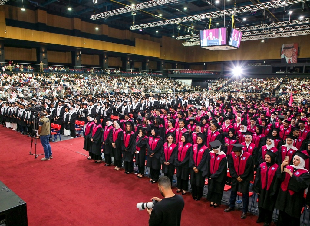 بالصور ... أ.د.ساري حمدان يرعى اليوم الأول لإحتفال عمان الأهلية بتخريج طلبتها للفصل الثاني من الفوج 33