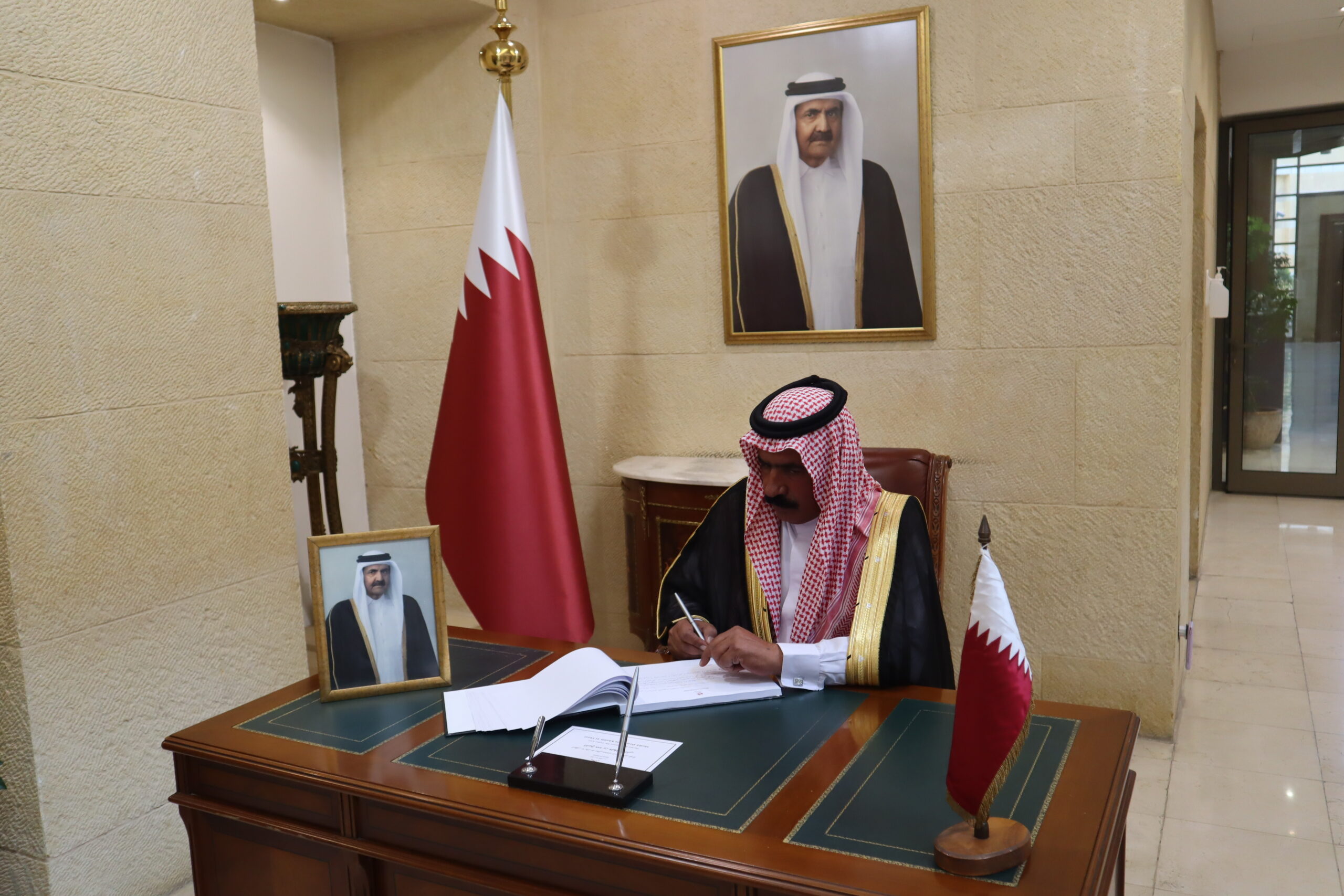 سفارة قطر في الأردن تستقبل المعزين بوفاة الأمير الوالد الشيخ حمد بن خليفة آل ثاني