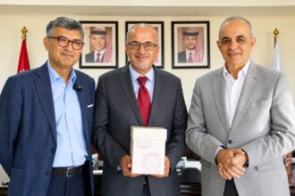 إقليم البترا يكرّم الرحالة العرجان لإسهاماته في الترويج للمدينة