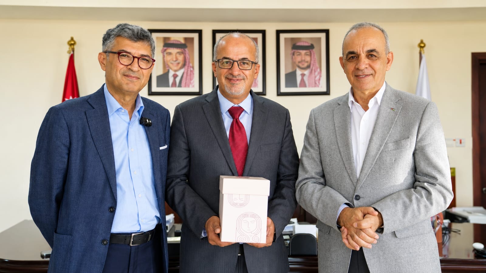 إقليم البترا يكرّم الرحالة العرجان لإسهاماته في الترويج للمدينة