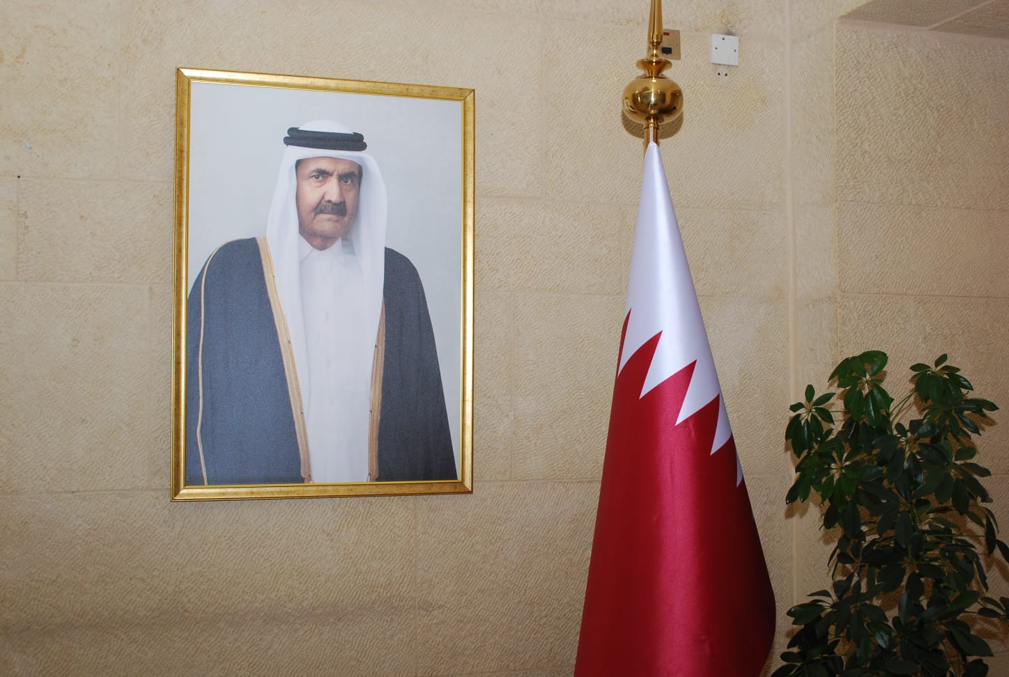 سفارة قطر في الأردن تستقبل المعزين بوفاة الأمير الوالد الشيخ حمد بن خليفة آل ثاني