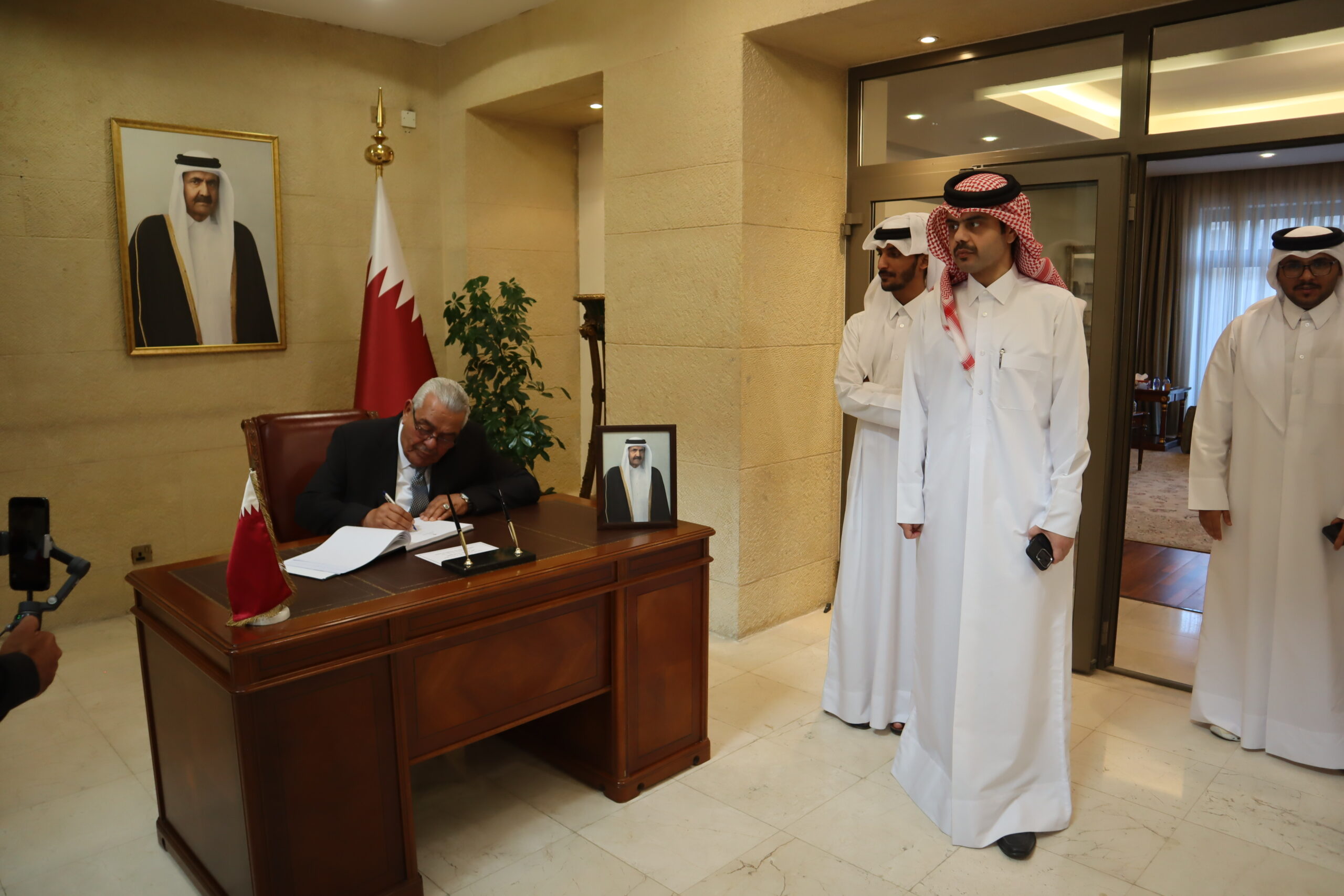 سفارة قطر في الأردن تستقبل المعزين بوفاة الأمير الوالد الشيخ حمد بن خليفة آل ثاني