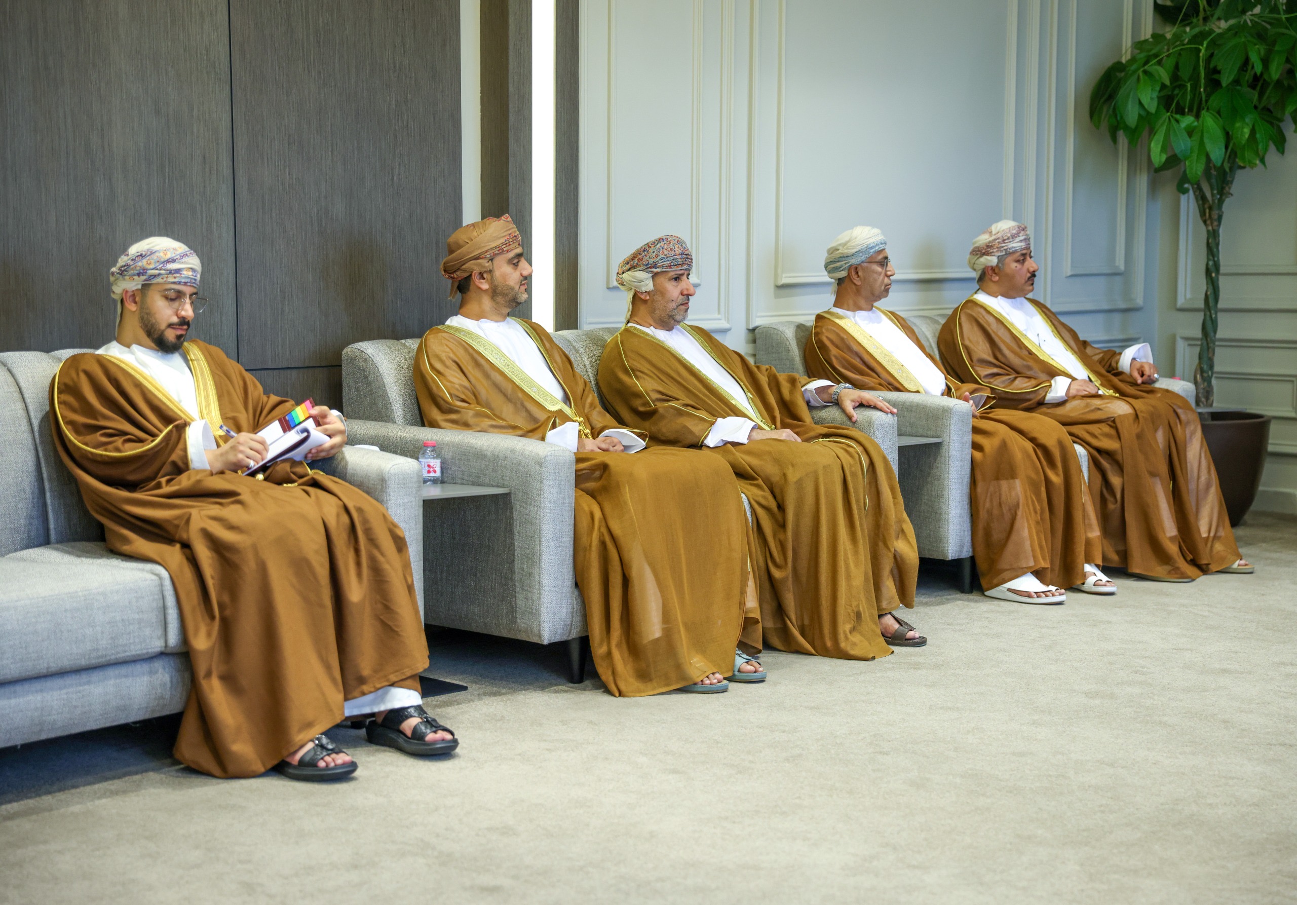 القاضي يلتقي رئيس وأعضاء اللجنة القانونية في مجلس الدولة العُماني