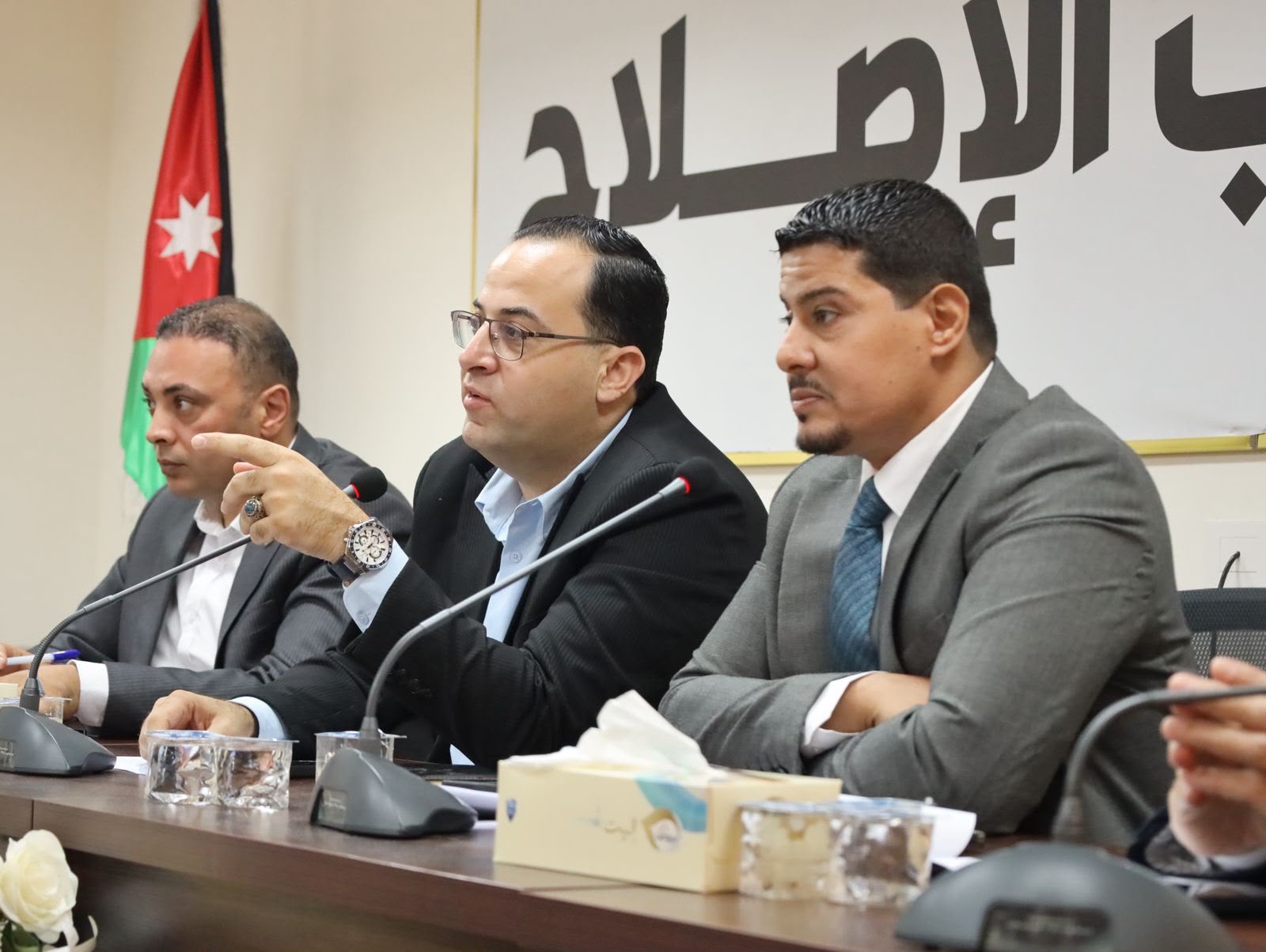 قبل أن تحكم على الأحزاب… اقترب منها