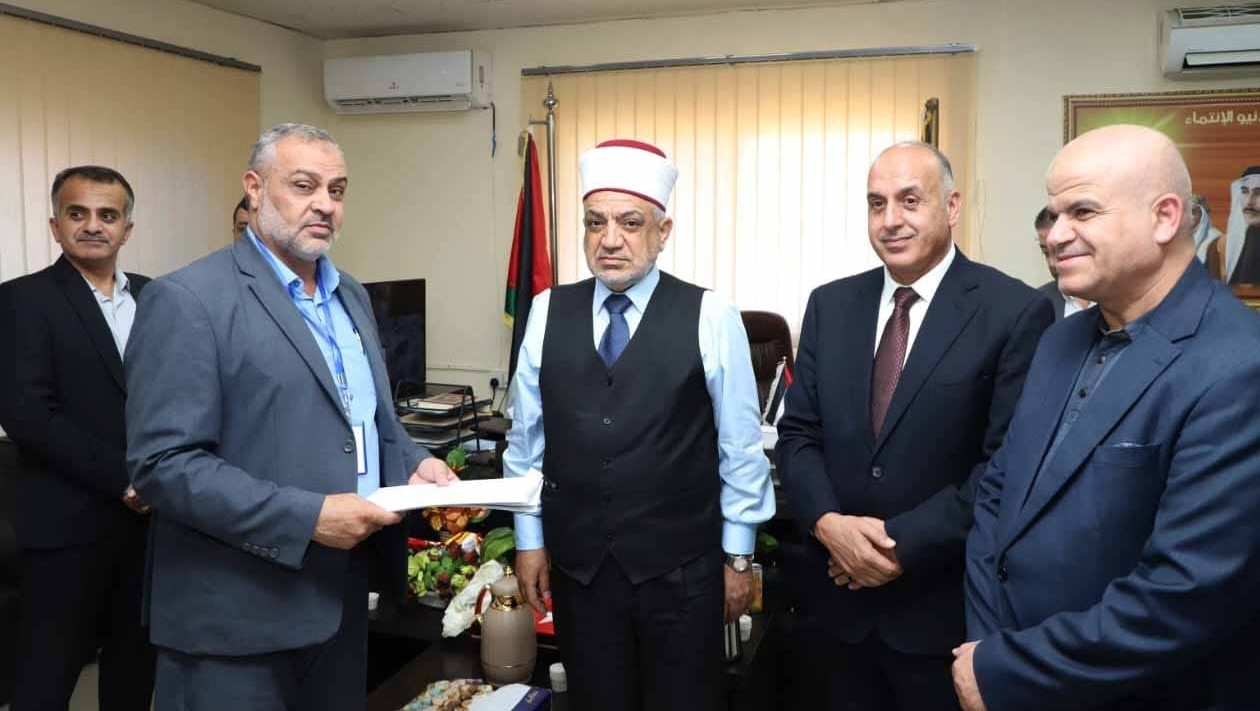 وزير الأوقاف يوزع مساعدات لترميم منازل أسر عفيفة في الحسا