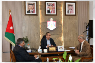 وزير الزراعة يطلع على سير العمل في المؤسسة التعاونية