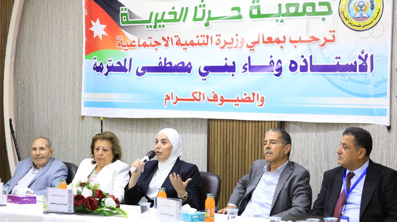 بني مصطفى تتفقد مشاريع تنموية وتسلم مساكن للأسر المحتاجة