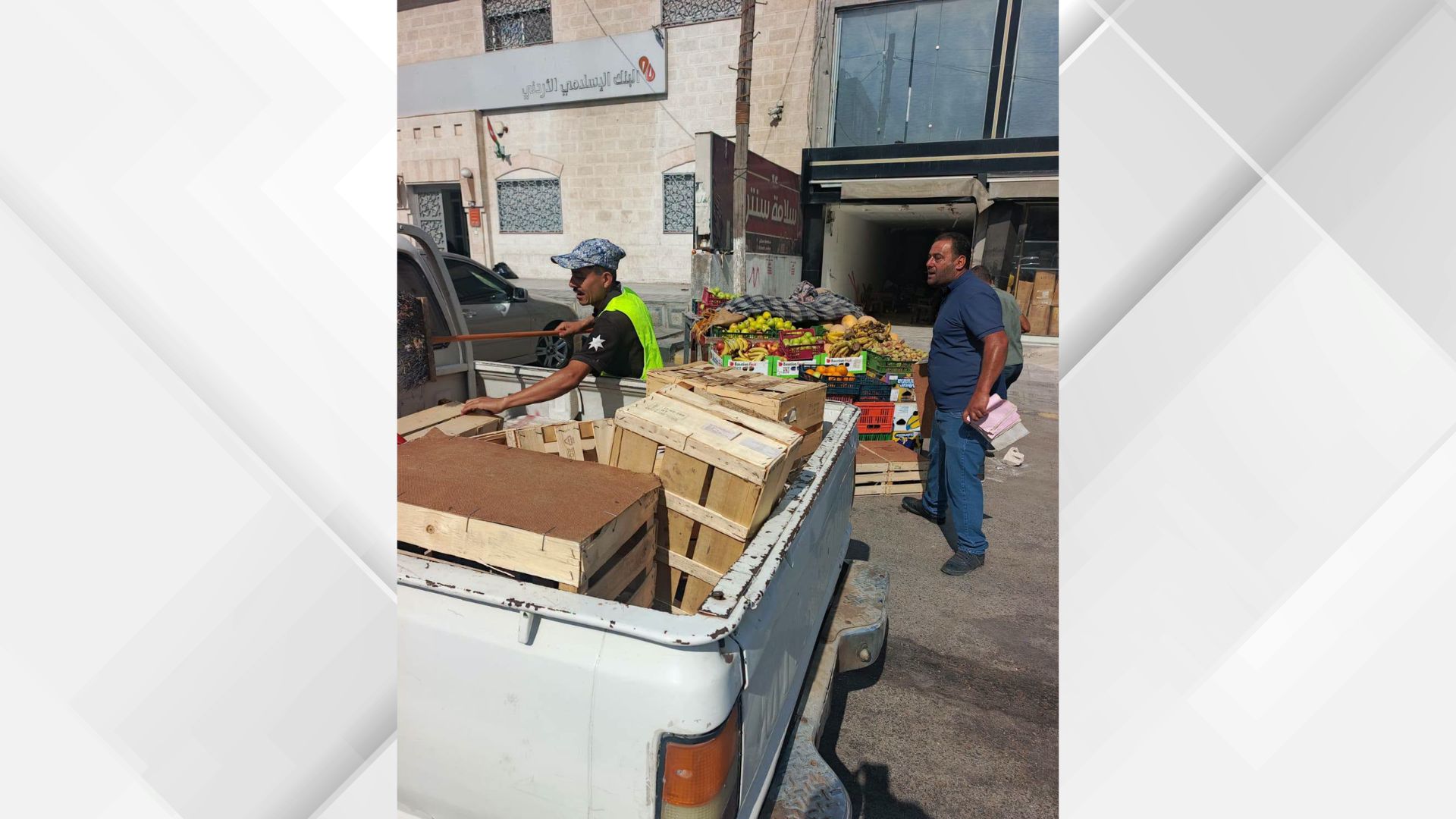 صورة حول : دير أبي سعيد: حملة موسعة لإزالة بسطات عشوائية أغلقت الشوارع والأرصفة دير أبي سعيد: حملة موسعة لإزالة بسطات عشوائية أغلقت الشوارع والأرصفة