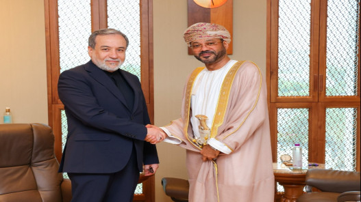 صورة حول : عُمان وإيران تبحثان أمن الملاحة في هرمز عُمان وإيران تبحثان أمن الملاحة في هرمز