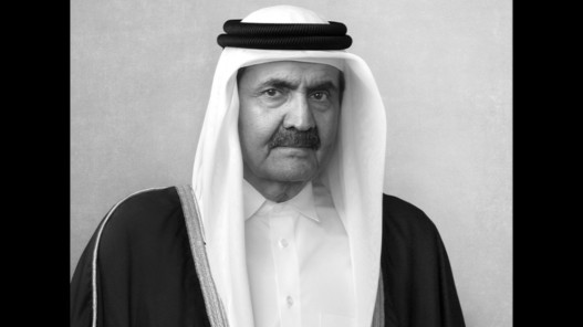 صورة حول : الملك يأمر بإعلان الحداد على الأمير حمد بن خليفة آل ثاني في البلاط الملكي الملك يأمر بإعلان الحداد على الأمير حمد بن خليفة آل ثاني في البلاط الملكي