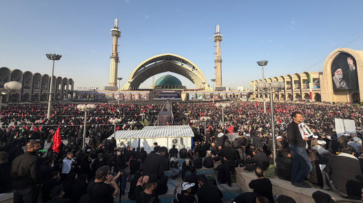انطلاق مراسم تشييع علي خامنئي وسط حضور جماهيري واسع
