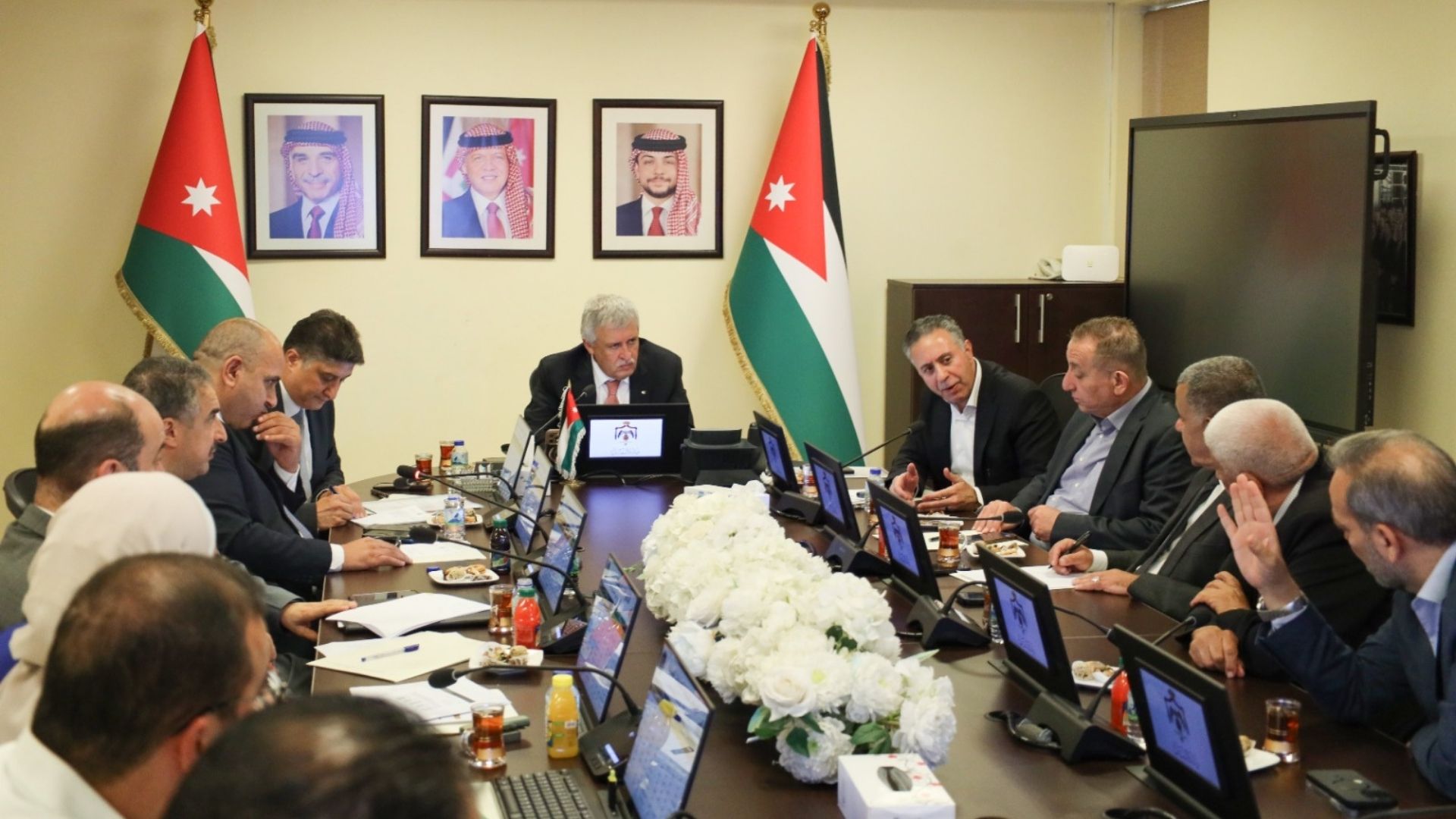 صورة حول : الحكومة تبحث تعزيز أسطول البرادات لمواكبة الصادرات الحكومة تبحث تعزيز أسطول البرادات لمواكبة الصادرات