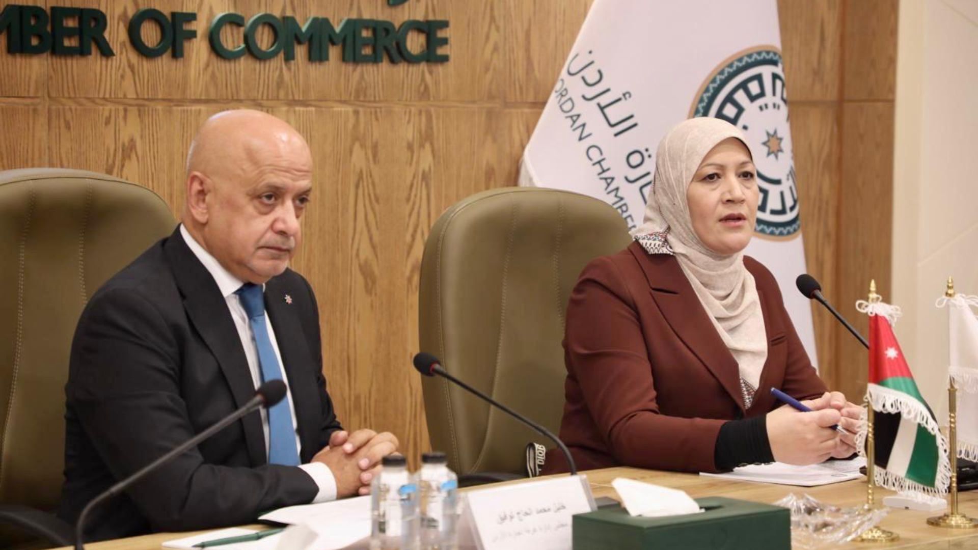 صورة حول : لجنة مشتركة بين تجارة الأردن و"المواصفات والمقاييس" لمعالجة قضايا للقطاع التجاري لجنة مشتركة بين تجارة الأردن و"المواصفات والمقاييس" لمعالجة قضايا للقطاع التجاري
