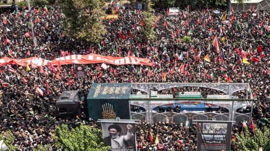 صورة حول : حشود غفيرة تشيع خامنئي في قم لليوم الرابع وسط مراسم وداع رسمية حشود غفيرة تشيع خامنئي في قم لليوم الرابع وسط مراسم وداع رسمية