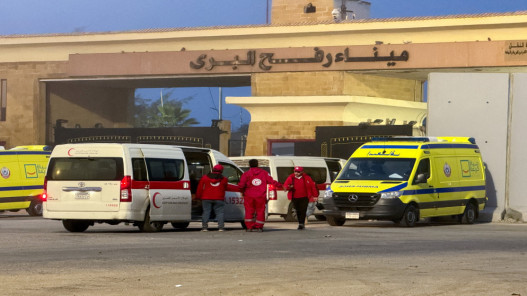 الهلال الأحمر الفلسطيني يشارك في إجلاء 31 مريضًا من غزة للعلاج عبر معبر رفح