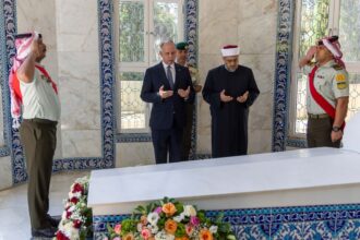 الأمير فيصل يزور ضريح الملك طلال في الذكرى الـ54 لرحيله