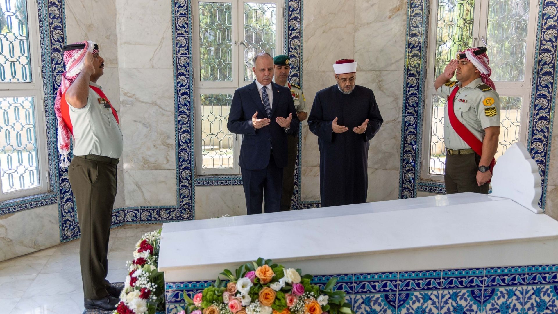 صورة حول : الأمير فيصل يزور ضريح الملك طلال في الذكرى الـ54 لرحيله الأمير فيصل يزور ضريح الملك طلال في الذكرى الـ54 لرحيله