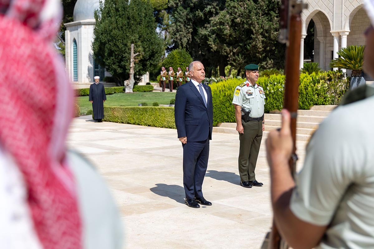 صورة حول : الأمير فيصل يزور ضريح الملك طلال في الذكرى الـ54 لرحيله الأمير فيصل يزور ضريح الملك طلال في الذكرى الـ54 لرحيله