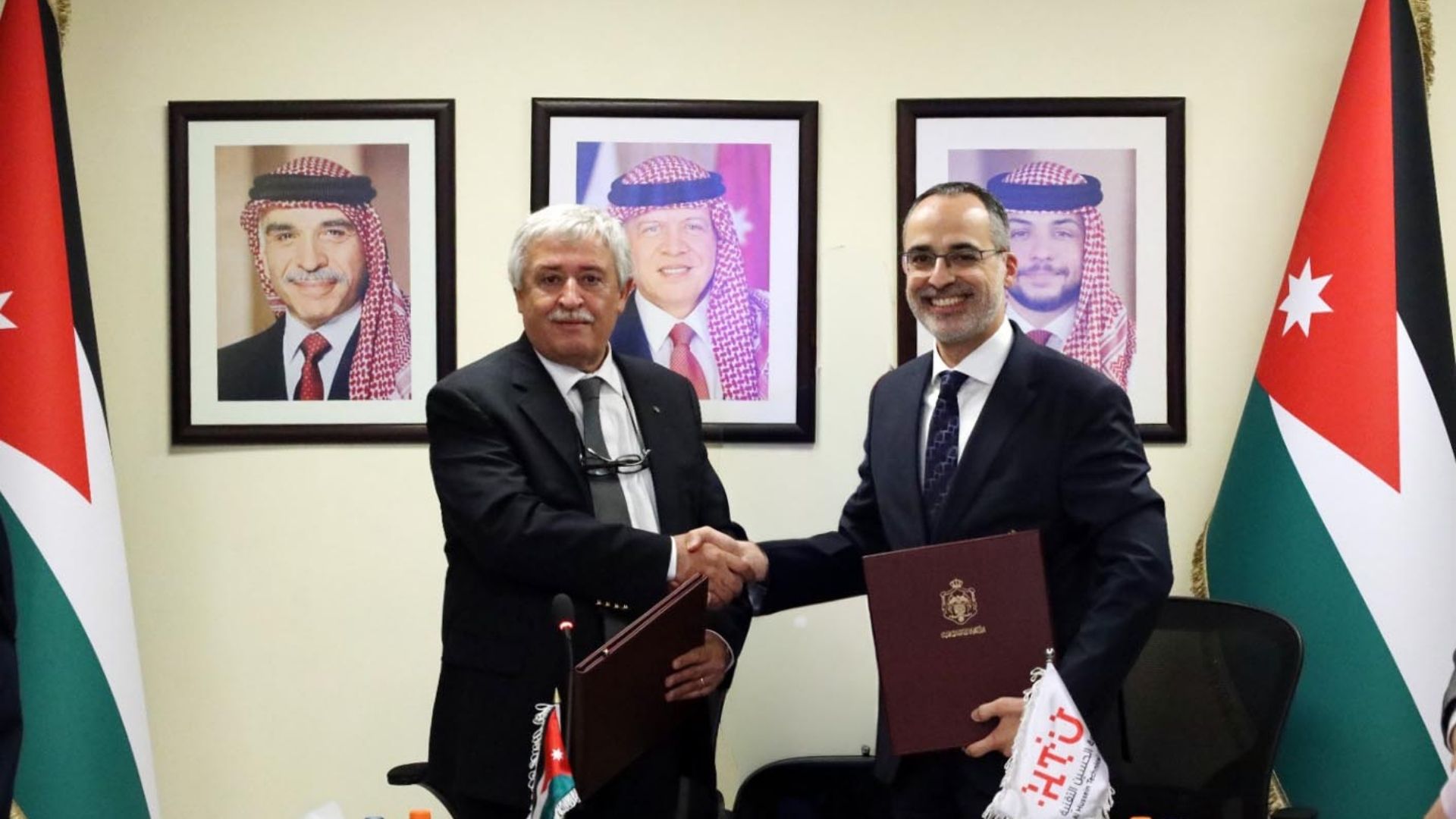صورة حول : وزارة النقل وجامعة الحسين التقنية توقعان مذكرة لتطوير المستودع الوطني لبيانات النقل وزارة النقل وجامعة الحسين التقنية توقعان مذكرة لتطوير المستودع الوطني لبيانات النقل