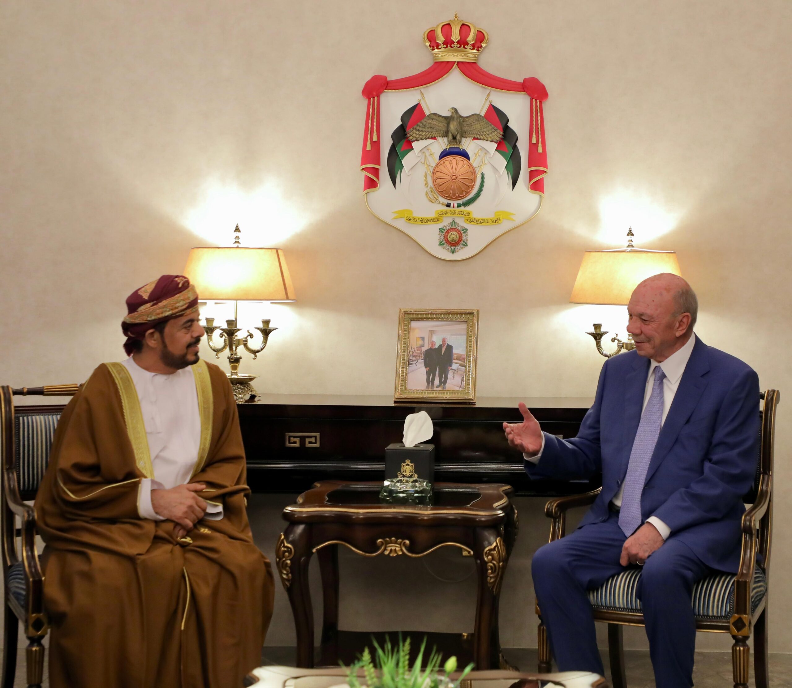صورة حول : الفايز يبحث مع وفد عُماني تعزيز التعاون البرلماني ومستجدات الأوضاع الإقليمية الفايز يبحث مع وفد عُماني تعزيز التعاون البرلماني ومستجدات الأوضاع الإقليمية