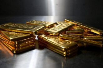 الذهب يهبط إلى أدنى مستوى في أسبوعين مع تصاعد حرب إيران وارتفاع أسعار النفط