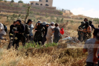 مستوطنون يخرّبون بيوتًا بلاستيكية زراعية في بلدة بورين جنوب نابلس