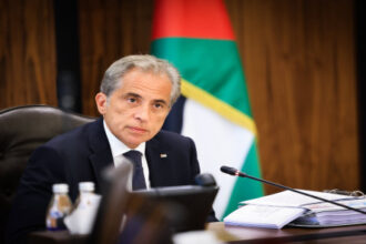 رئيس الوزراء يقدّم واجب العزاء بوفاة الأمير الشيخ حمد بن خليفة آل ثاني في سفارة قطر بعمان