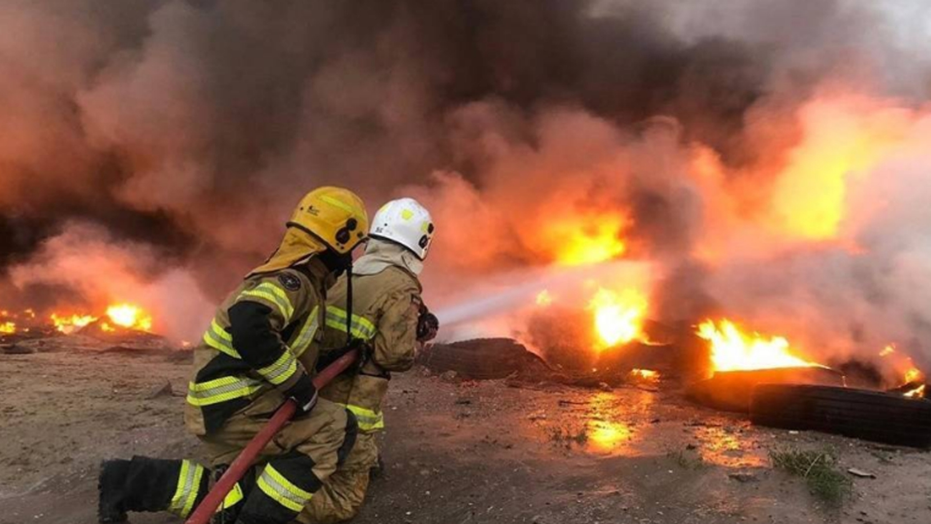 فرق الإطفاء الكويتية تسيطر على حريق اندلع إثر استهداف إيراني دون إصابات