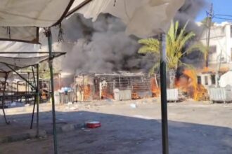 إخماد حريق بعدد من المحال التجارية في مجمع سفريات عجلون
