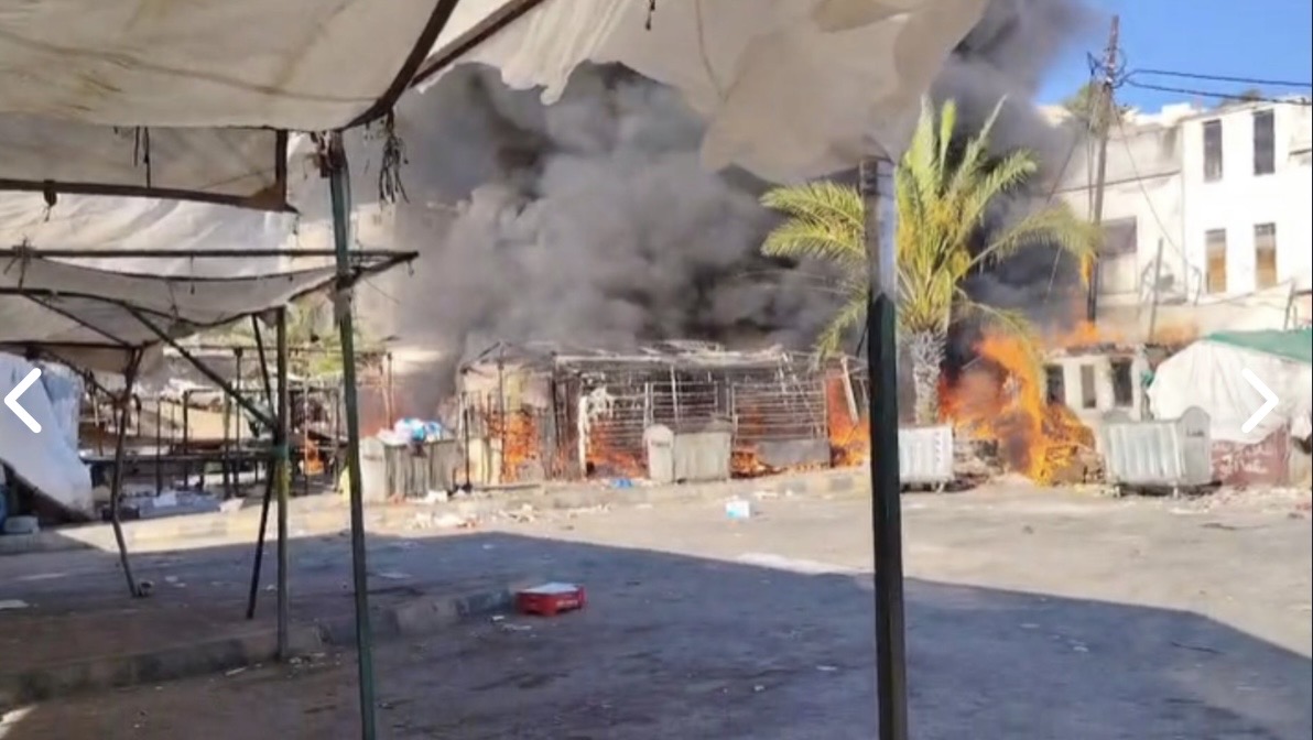 صورة حول : إخماد حريق بعدد من المحال التجارية في مجمع سفريات عجلون إخماد حريق بعدد من المحال التجارية في مجمع سفريات عجلون