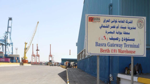 العراق يعلق تحميل النفط من موانئه بعد استهداف ناقلة بمسيّرة