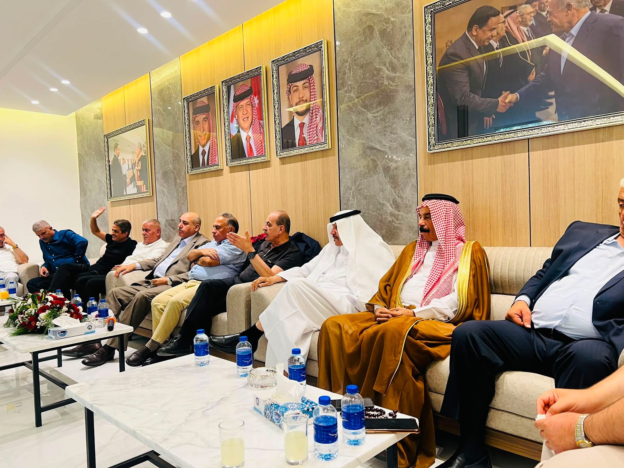 حزب عزم وأعضاء الحكومة في حوار موسع بالبحر الميت