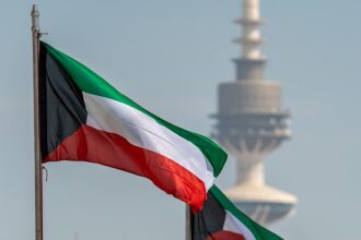 الدفاعات الجوية الكويتية تتصدى لهجمات صاروخية ومسيّرات إيرانية استهدفت البلاد
