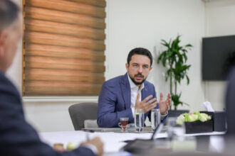 ولي العهد يؤكد أهمية تكثيف التوعية بخدمات تطبيق سند