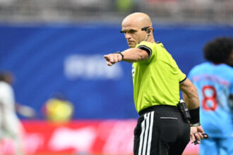 الحكم الرابع في كرة القدم.. مهام تنظيمية ودور محوري في إدارة المباريات