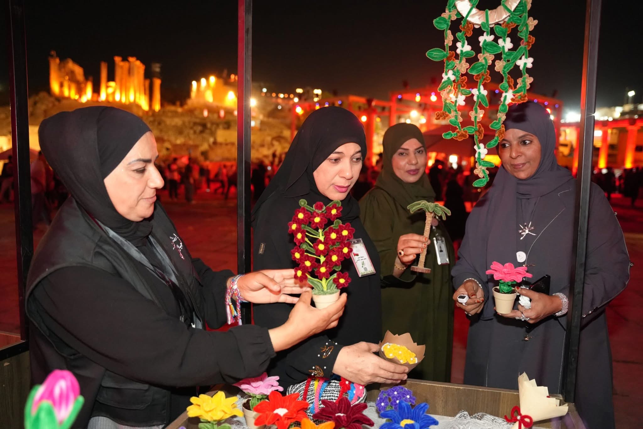 وفد عُماني يزور معرض وحدة تمكين المرأة في مهرجان جرش