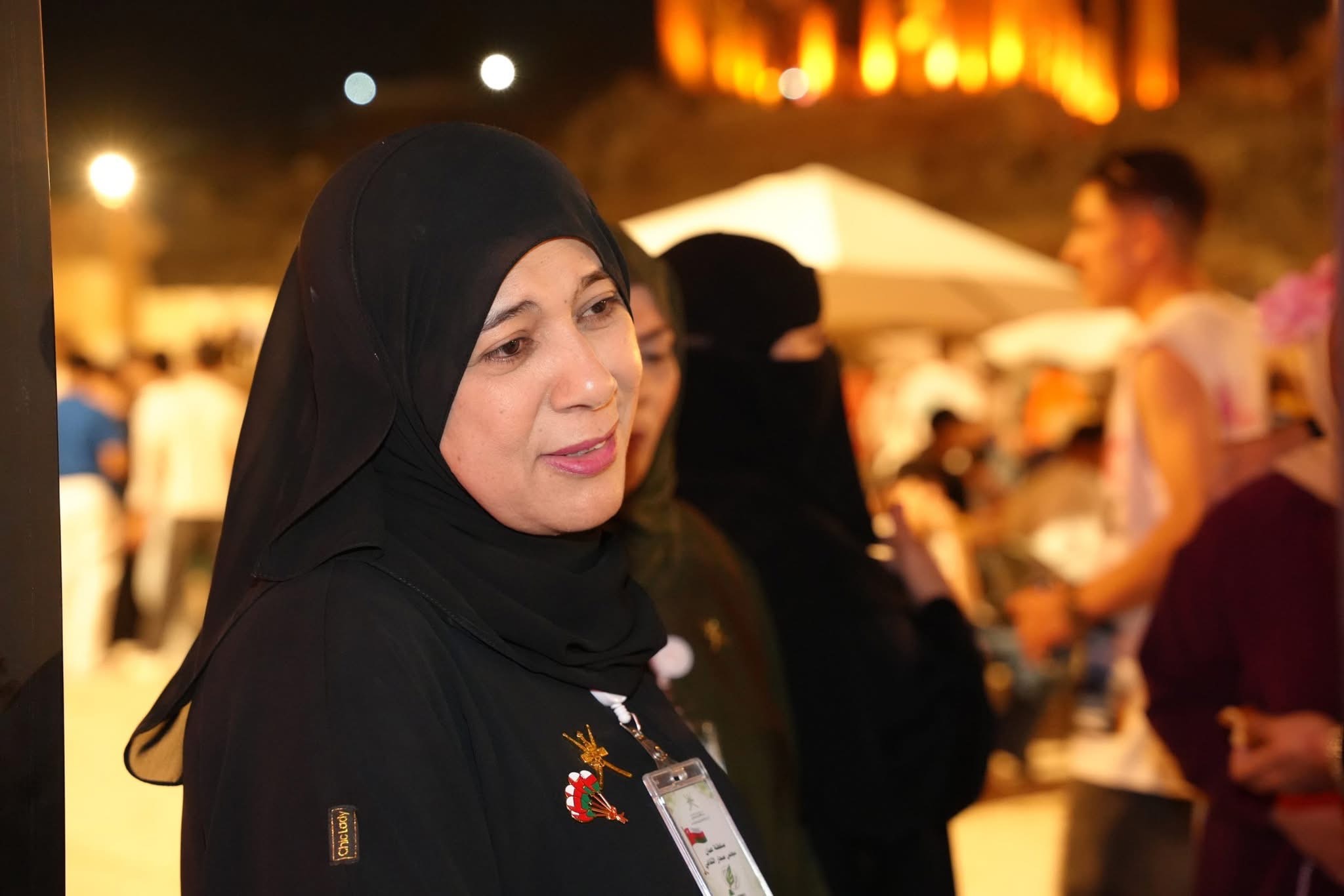 وفد عُماني يزور معرض وحدة تمكين المرأة في مهرجان جرش