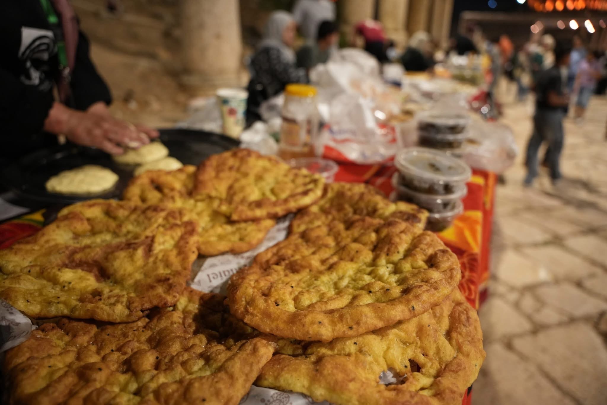 وفد عُماني يزور معرض وحدة تمكين المرأة في مهرجان جرش