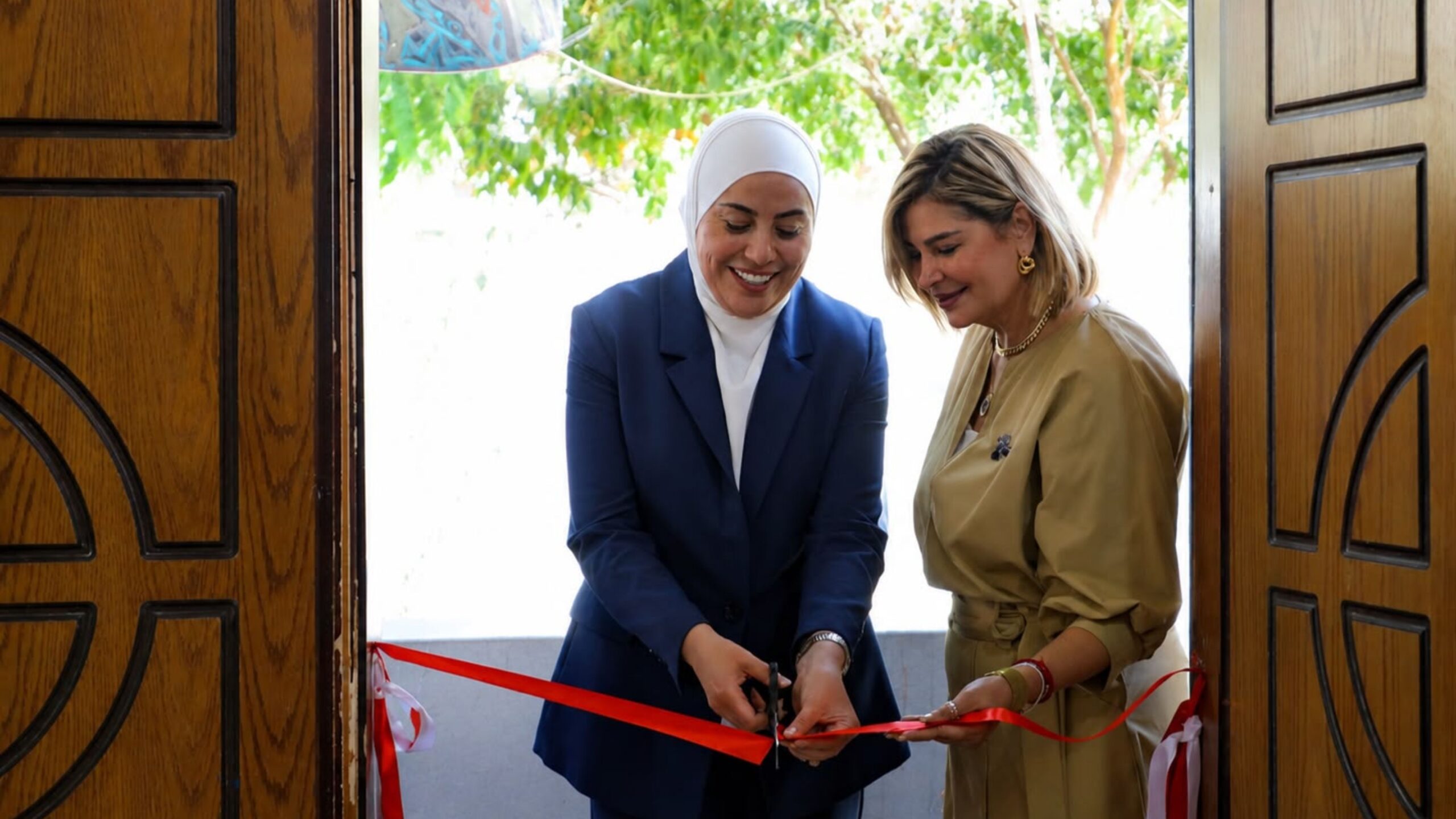 صورة حول : وزيرة التنمية تفتتح المعرض الفني للفنانة التشكيلية أمل قدومي وزيرة التنمية تفتتح المعرض الفني للفنانة التشكيلية أمل قدومي