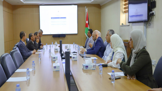 صورة حول : الخرابشة يرعى تكريم الفائزين بجائزة الفكرة الابتكارية في وزارة الطاقة الخرابشة يرعى تكريم الفائزين بجائزة الفكرة الابتكارية في وزارة الطاقة