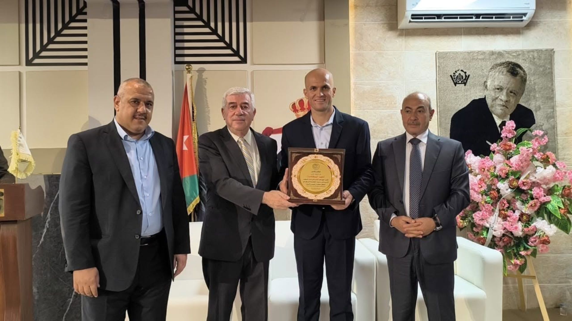 بلدية الرمثا تُكرم الحكم الدولي أدهم المخادمة وقدامى نجوم النادي
