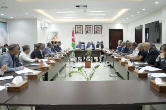 وزير السياحة يترأس اجتماعًا موسعًا لبحث تداعيات الأزمة على البترا