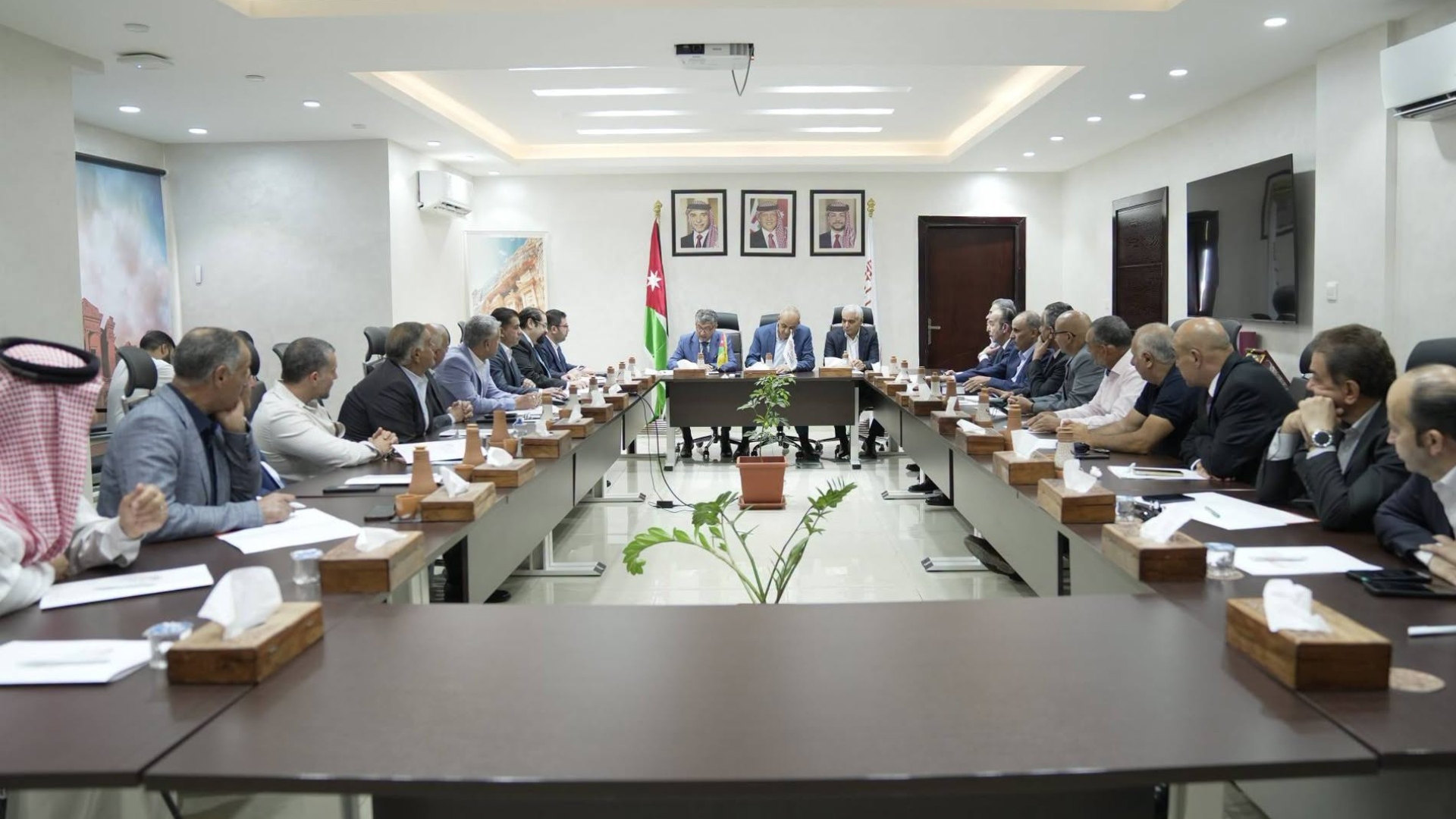 صورة حول : وزير السياحة يترأس اجتماعًا موسعًا لبحث تداعيات الأزمة على البترا وزير السياحة يترأس اجتماعًا موسعًا لبحث تداعيات الأزمة على البترا