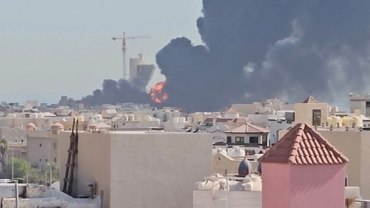 صورة حول : الكويت: هجوم إيراني يستهدف محطات كهرباء وتحلية مياه ويشعل حرائق الكويت: هجوم إيراني يستهدف محطات كهرباء وتحلية مياه ويشعل حرائق