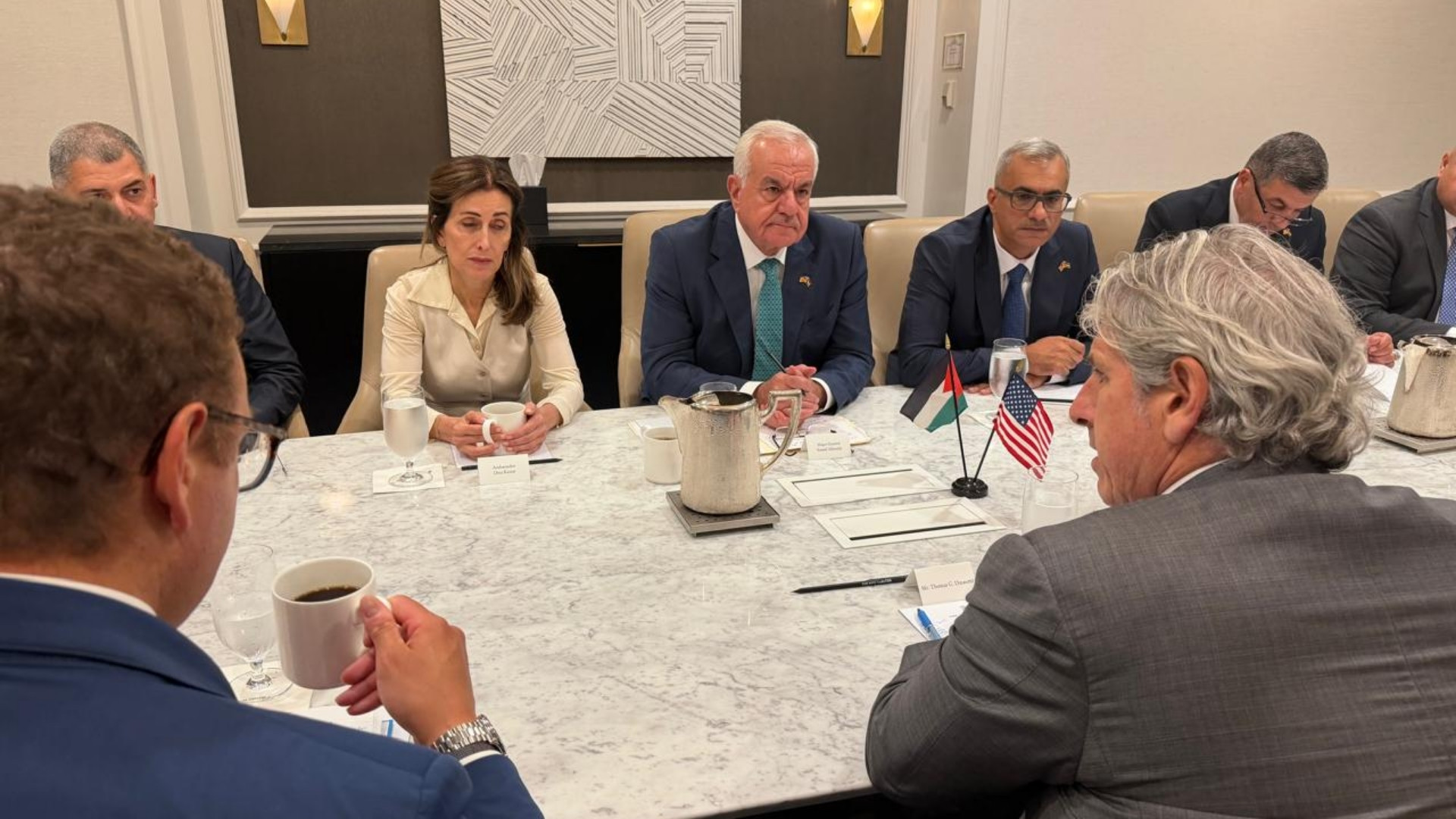 صورة حول : الحنيطي يلتقي مسؤولاً أميركياً لبحث التعاون الدفاعي والتطورات الإقليمية الحنيطي يلتقي مسؤولاً أميركياً لبحث التعاون الدفاعي والتطورات الإقليمية