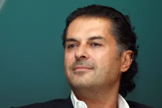 دعوى قضائية ضد راغب علامة لإزالة ألواح طاقة شمسية من سطح مبنى سكني