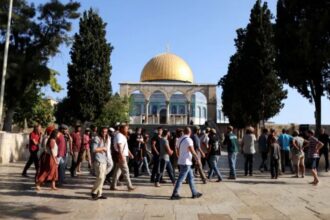تصعيد خطير في الضفة والقدس.. آلاف المستوطنين يقتحمون الأقصى وإحراق مسجدين