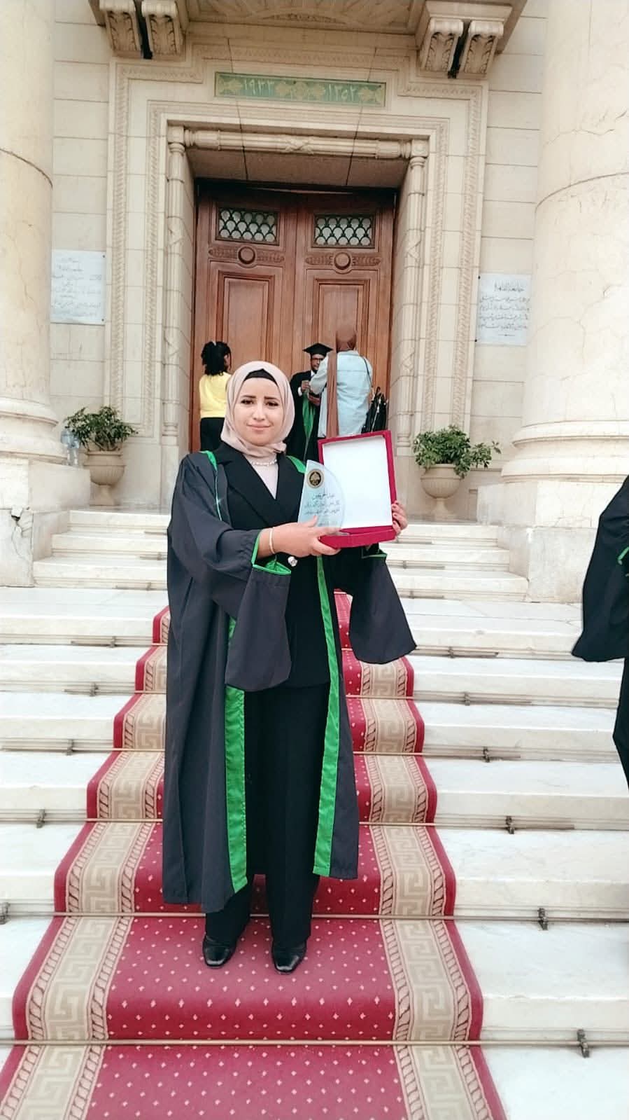 صورة حول : الدكتورة آلاء الحربي عضو هيئة التدريس في كلية الحقوق في جامعة الزيتونة تحصل على درع التفوق العلمي ضمن فئة أوائل خريجي الدكتوراه للعام الجامعي 2024/2025 في جامعة القاهرة الدكتورة آلاء الحربي عضو هيئة التدريس في كلية الحقوق في جامعة الزيتونة تحصل على درع التفوق العلمي ضمن فئة أوائل خريجي الدكتوراه للعام الجامعي 2024/2025 في جامعة القاهرة