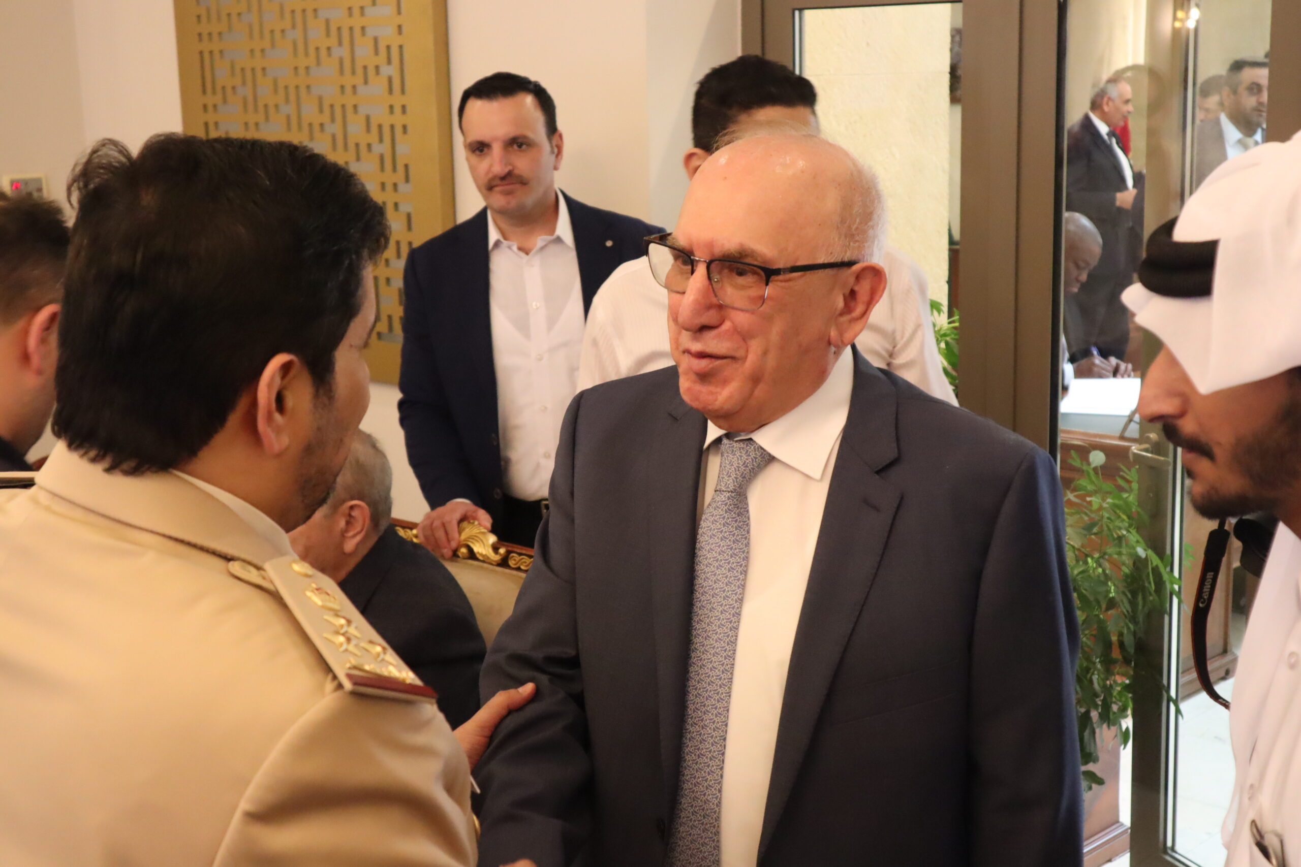 سفارة قطر في الأردن تستقبل المعزين بوفاة الأمير الوالد الشيخ حمد بن خليفة آل ثاني